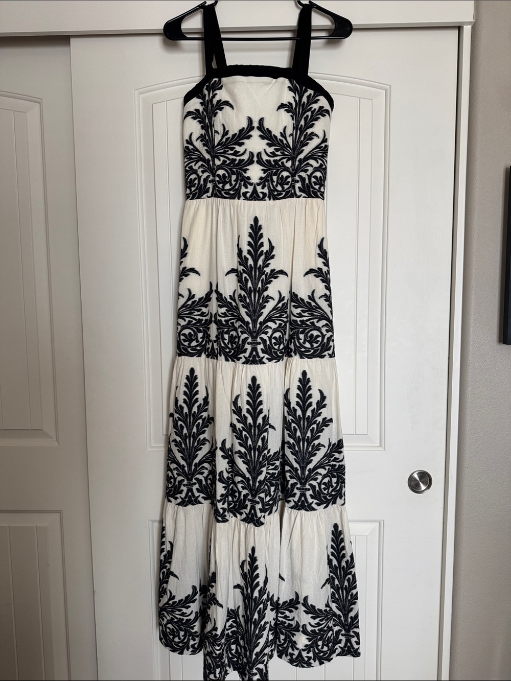 Alice + Olivia White Tiered Maxi Dress with Corset Back - Never worn size 12 - Picture 1 of 8